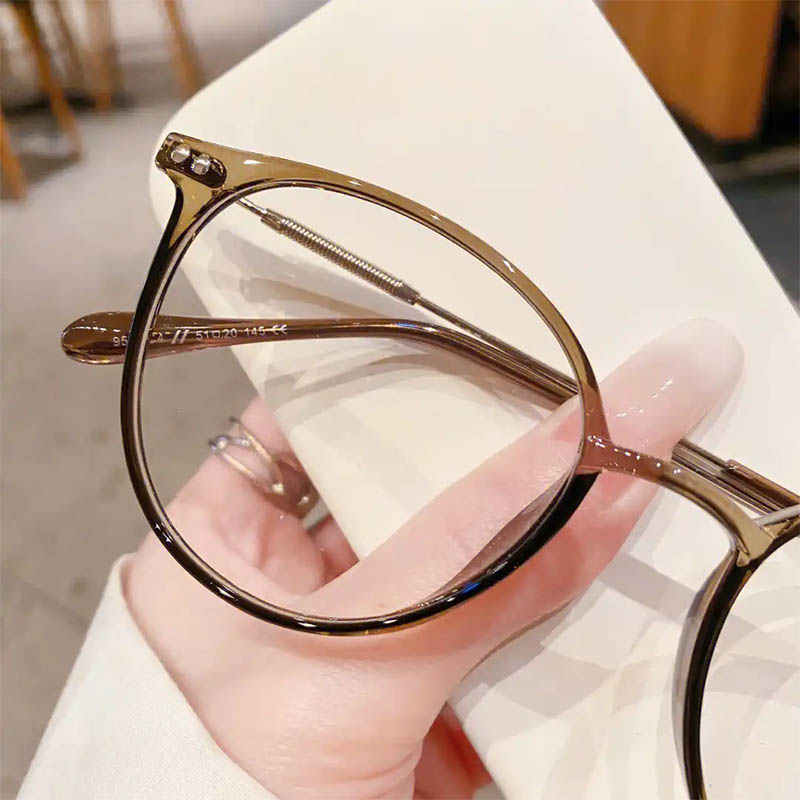 How does the refractive index of myopia glasses lenses affect image clarity and wearing comfort?